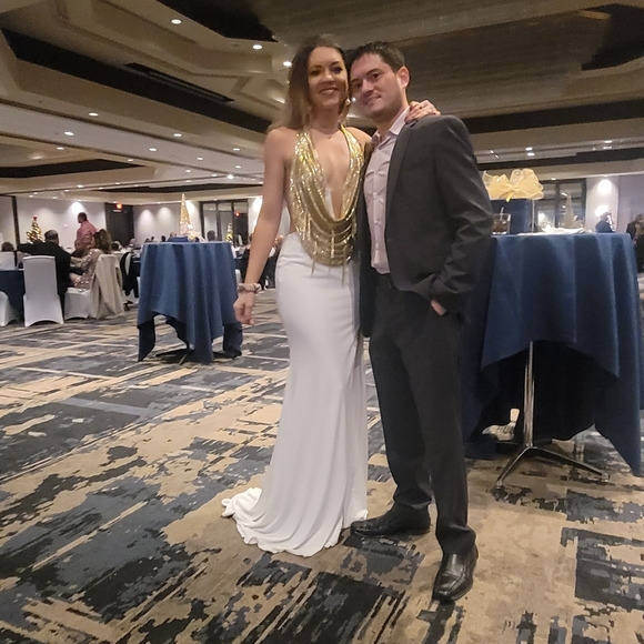 Gorgeous gala evening gown/ prom dress - White w shimmery gold draped Neckline - Picture 7 of 7